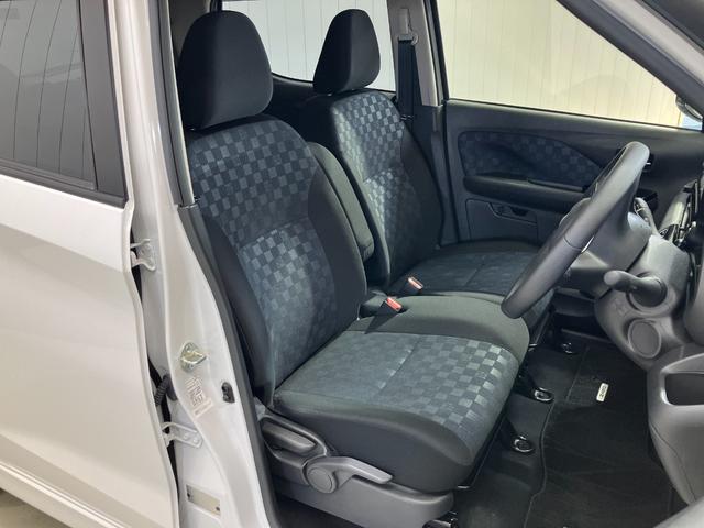 【運転席・助手席転席】運転席の足もともゆったりで長距離ドライブでも快適に★