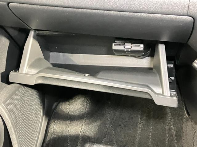 【グローブボックス】容器がせり出してくるバケットタイプ！一目で中身を把握でき、取り出しやすさにも優れます！