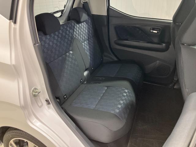 【後部座席】後席はひざ周りスペースも広く脚を組んで座れるほど♪フロア部には段差がないので足元にも窮屈さを感じません★