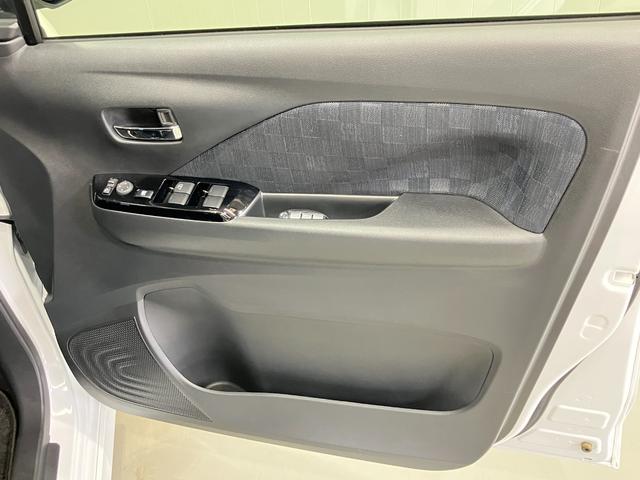 【運転席ドア】収納ポケットが付いているので運転席周りもスッキリ保てます★