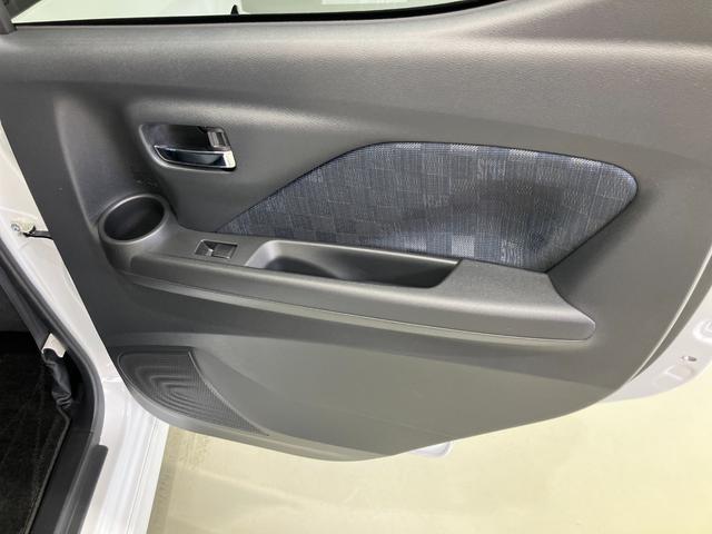 【後部座席ドア】ボトルホルダーがあるのでゆっくりくつろげます♪