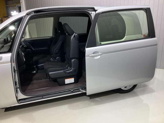 助手席側に大開口電動ワイヤレススライドドアがあるので、乗り降りが楽です♪