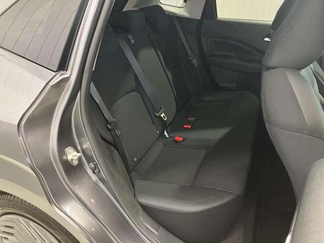 【後席空間】前席シートバックの一部をへこませることで、広いニールームを実現。足元も頭上もゆとりのある快適な空間になっています★