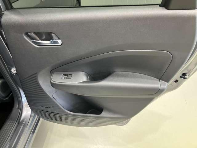 【後席ドア】ボトルホルダーが付いているので、後席でもゆっくり過ごせます