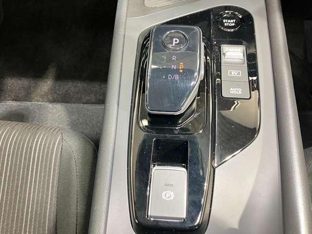 快適なドライブを叶えるため、シフトノブの周囲にモードスイッチをはじめ、プッシュパワースターターやＥＶモードスイッチなどを配置し、操作性を高めています。