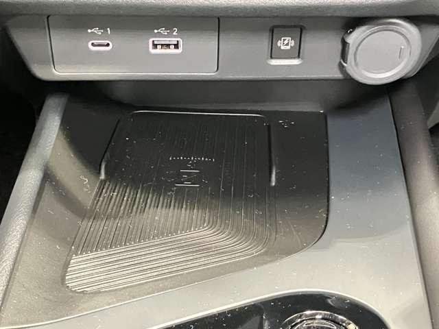 【ワイヤレス充電器】Ｑｉ規格対応スマートフォンのワイヤレス充電器をセンターコンソールに装備★右のスイッチがオレンジに光れば充電中の合図です★