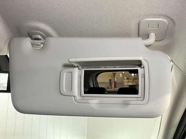 【運転席サンバイザー】鏡が付いているので、メイクチェックなどにも便利★