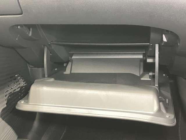 【グローブボックス】取扱説明書やティッシュボックスなど、かさばりやすい物も無理なくスッキリ収納できます★