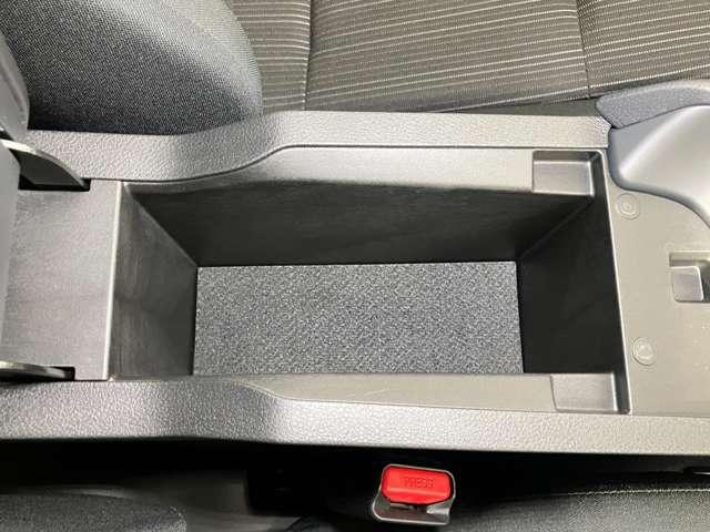 センターコンソールの中にも収納スペース！運転席周りをすっきり保てます！