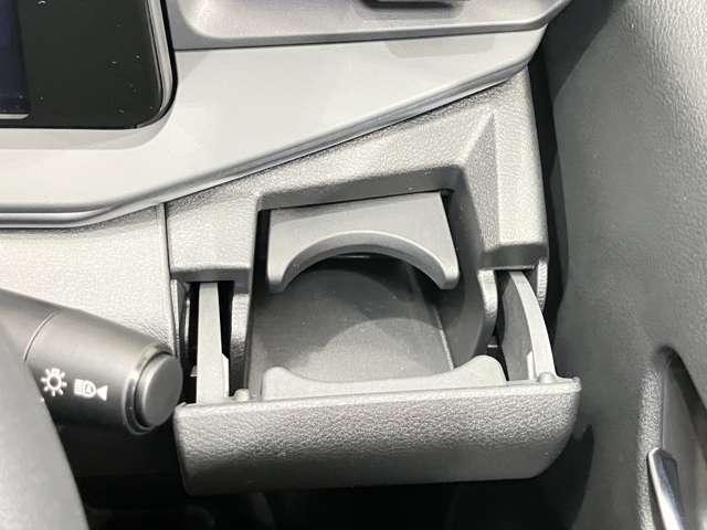 運転席・助手席のドリンクホルダーです。手のとどきやすい位置にあるので便利です