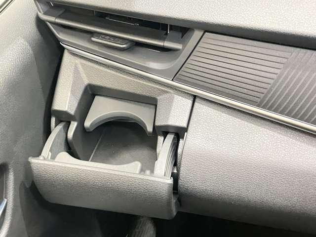 運転席・助手席のドリンクホルダーです。手のとどきやすい位置にあるので便利です