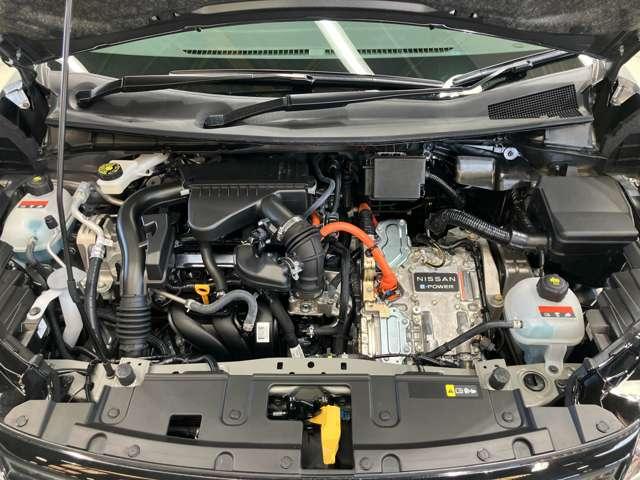 エンジンルームもクリーニング済みできれいですよ。日産の整備士がしっかりと丁寧に点検していますので安心してお乗りいただけます