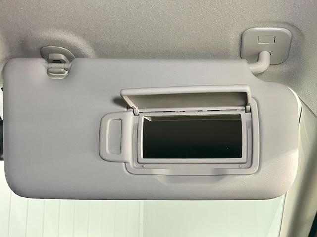 【運転席サンバイザー】鏡が付いているので、メイクチェックなどにも便利★
