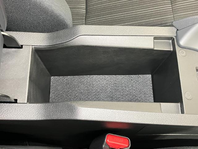 センターコンソールの中にも収納スペース！運転席周りをすっきり保てます！