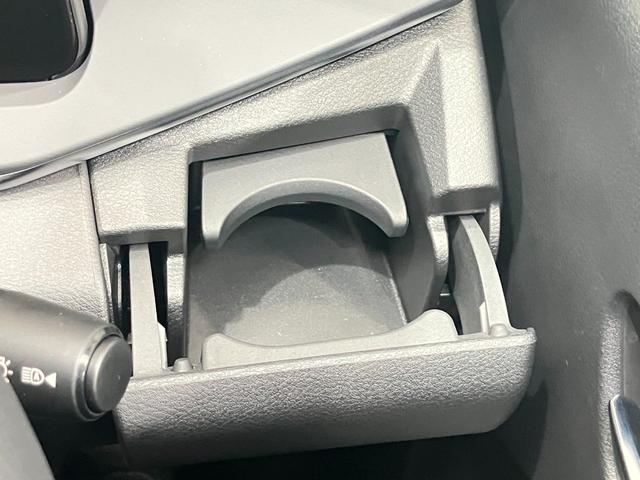 運転席・助手席のドリンクホルダーです。手のとどきやすい位置にあるので便利です