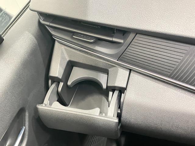 運転席・助手席のドリンクホルダーです。手のとどきやすい位置にあるので便利です