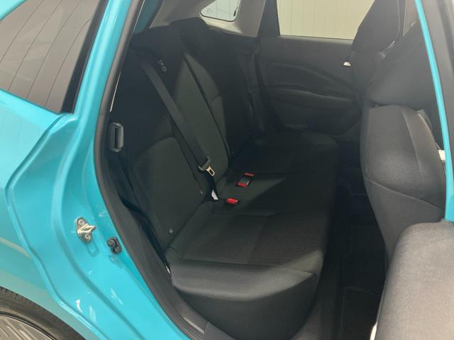 【後席空間】前席シートバックの一部をへこませることで、広いニールームを実現。足元も頭上もゆとりのある快適な空間になっています★