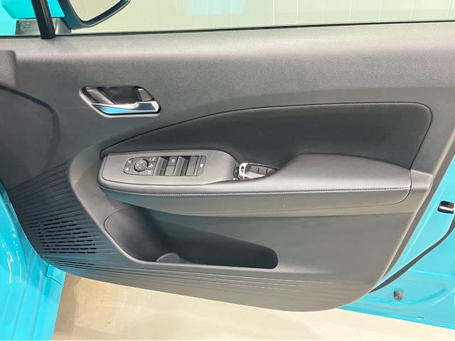 【運転席ドア】ボトルホルダーや収納ポケットが付いているので運転席周りもスッキリ保てます★