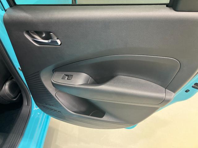 【後席ドア】ボトルホルダーが付いているので、後席でもゆっくり過ごせます♪