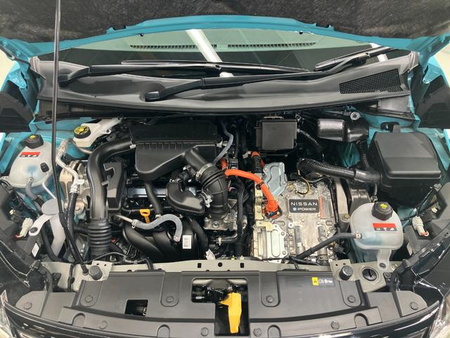 エンジンルームもクリーニング済みできれいですよ。日産の整備士がしっかりと丁寧に点検していますので安心してお乗りいただけます
