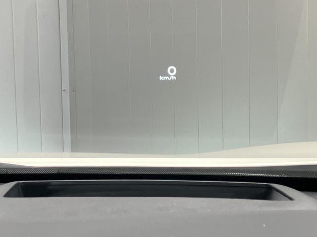 【ヘッドアップディスプレイ】前方から視線移動をすることなく、車速やルート、プロパイロットの動作状況など運転に必要な情報を把握できます！