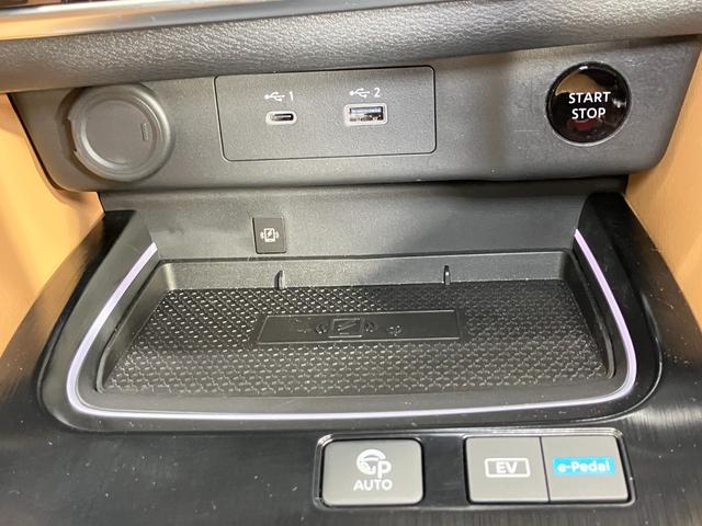 【ワイヤレス充電器】置くだけでスマートフォンを充電。納まりやすいスペースを設けました。