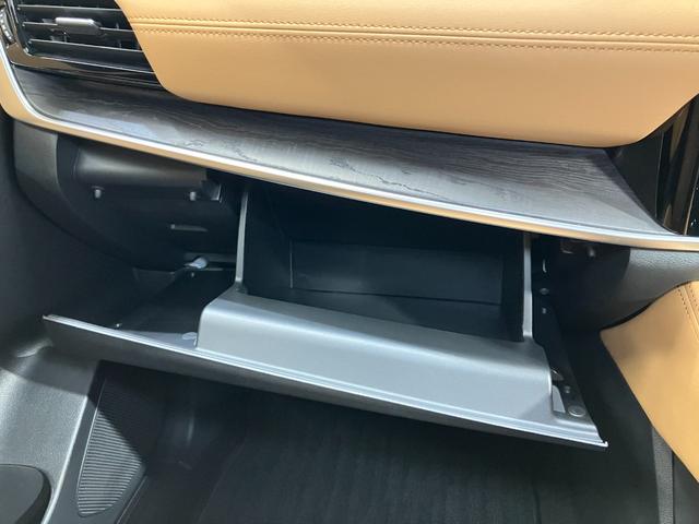 【グローブボックス】容器がせり出してくるバケットタイプ！一目で中身を把握でき、取り出しやすさにも優れます！