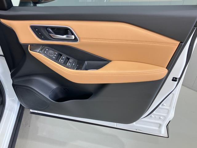 【運転席ドア】ボトルホルダーや収納ポケットが付いているので便利です♪