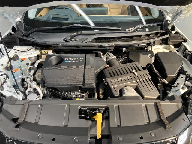 エンジンルームもクリーニング済みできれいですよ。日産の整備士がしっかりと丁寧に点検していますので安心してお乗りいただけます
