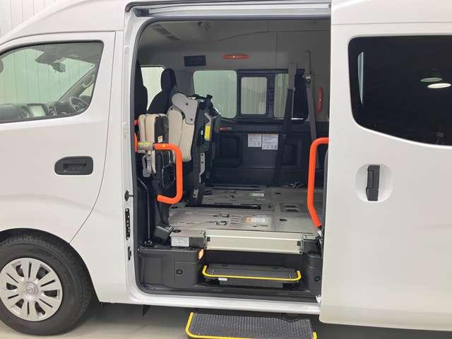 キャラバン 　２．５　チェアキャブ　車いす４名仕様　衝突軽減システム・車線逸脱警報・踏み間違防止システム・スマートルームミラー・ハイビームアシスト・ＥＴＣ・プライバシーガラス・ストレッチャー固定装置（7枚目）