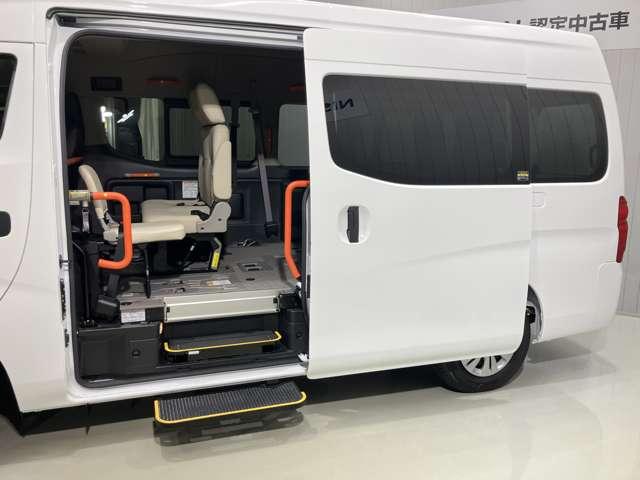 キャラバン 　２．５　チェアキャブ　車いす４名仕様　衝突軽減システム・車線逸脱警報・踏み間違防止システム・スマートルームミラー・ハイビームアシスト・ＥＴＣ・プライバシーガラス・ストレッチャー固定装置（8枚目）
