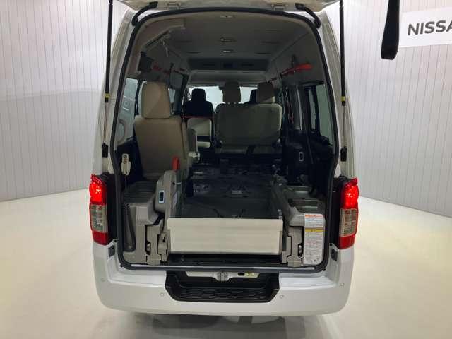 キャラバン 　２．５　チェアキャブ　車いす４名仕様　衝突軽減システム・車線逸脱警報・踏み間違防止システム・スマートルームミラー・ハイビームアシスト・ＥＴＣ・プライバシーガラス・ストレッチャー固定装置（9枚目）