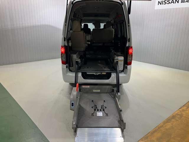 キャラバン 　２．５　チェアキャブ　車いす４名仕様　衝突軽減システム・車線逸脱警報・踏み間違防止システム・スマートルームミラー・ハイビームアシスト・ＥＴＣ・プライバシーガラス・ストレッチャー固定装置（10枚目）