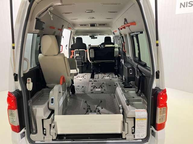 キャラバン 　２．５　チェアキャブ　車いす４名仕様　衝突軽減システム・車線逸脱警報・踏み間違防止システム・スマートルームミラー・ハイビームアシスト・ＥＴＣ・プライバシーガラス・ストレッチャー固定装置（12枚目）