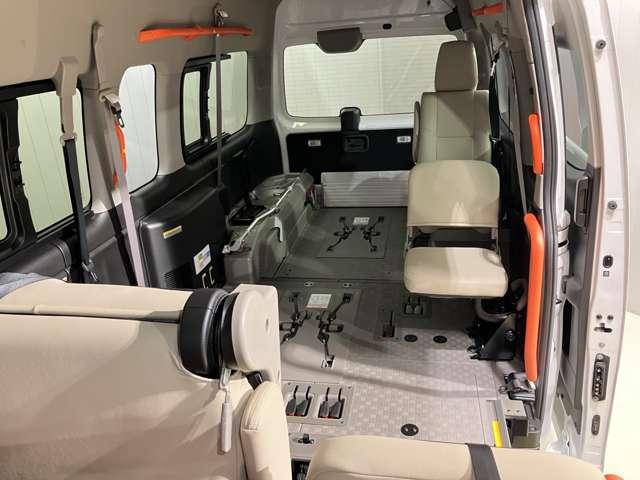 キャラバン 　２．５　チェアキャブ　車いす４名仕様　衝突軽減システム・車線逸脱警報・踏み間違防止システム・スマートルームミラー・ハイビームアシスト・ＥＴＣ・プライバシーガラス・ストレッチャー固定装置（15枚目）