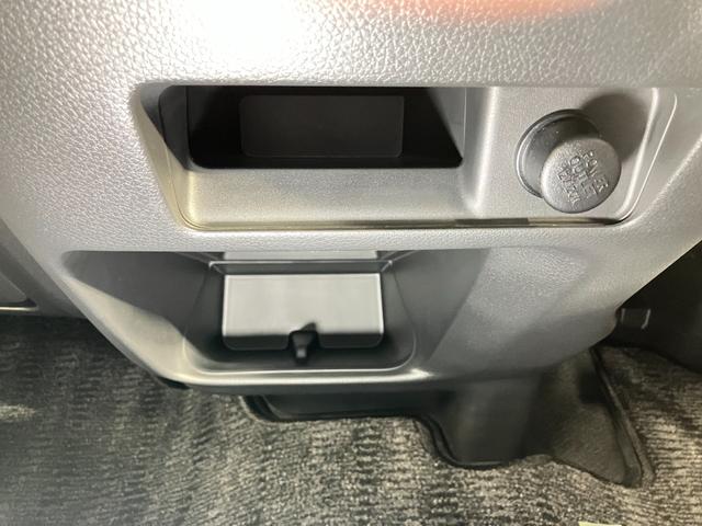 キャラバン 　２．５　チェアキャブ　車いす４名仕様　衝突軽減システム・車線逸脱警報・踏み間違防止システム・スマートルームミラー・ハイビームアシスト・ＥＴＣ・プライバシーガラス・ストレッチャー固定装置（33枚目）