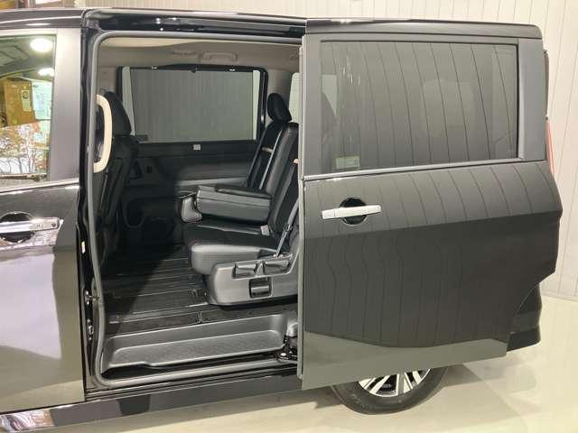 セレナ ２．０　ハイウェイスターＶ　当社試乗車アップ・メーカーＯＰナビ・全周囲（10枚目）