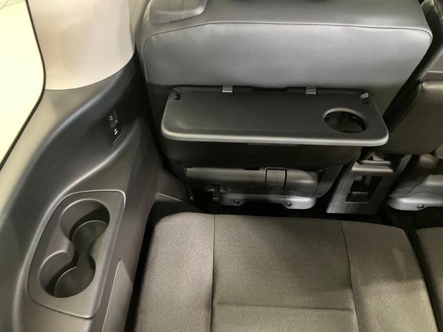 �R��ڃV�[�g�ɂ������`�{�b�N�X�Ȃǂ��u����傫�߃T�C�Y�̃e�[�u����A�{�g���z���_�[���t���Ă���̂ł������Ƃ��낰�܂���