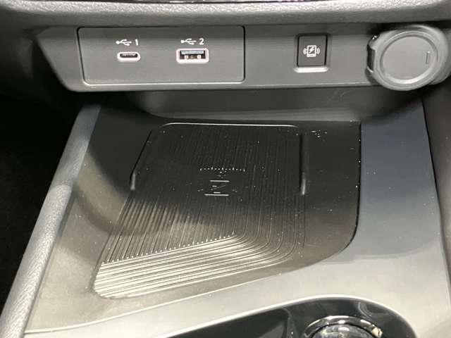 �y���C�����X�[�d��z�p���K�i�Ή��X�}�[�g�t�H���̃��C�����X�[�d����Z���^�[�R���\�[���ɑ������E�̃X�C�b�`���I�����W�Ɍ���Ώ[�d���̍��}�ł���