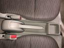運転席・助手席の間に小物入れがあります。細々したものが入れれるので便利で使い勝手がいいですよ