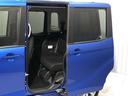 左側電動スライドドアは、子供の送り迎えの際に運転席からドアの開閉ができるので便利です。ルーフが高いので大人のかたの乗り降りもしやすいですよ