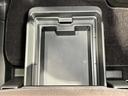 助手席シートアンダーボックス(車検証収納トレイ付)!大容量で前席からも後席からも引き出し可能!