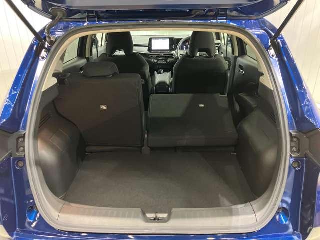 【ラゲッジルーム】６：４分割可倒式で長い荷物も載せられます！