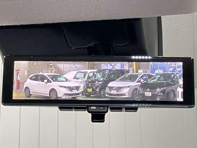 【インテリジェント　ルームミラー】車両後方のカメラ映像をミラー面に映し出すので、車内の状況や、天候などに影響されずいつでもクリアな後方視界が得られます！