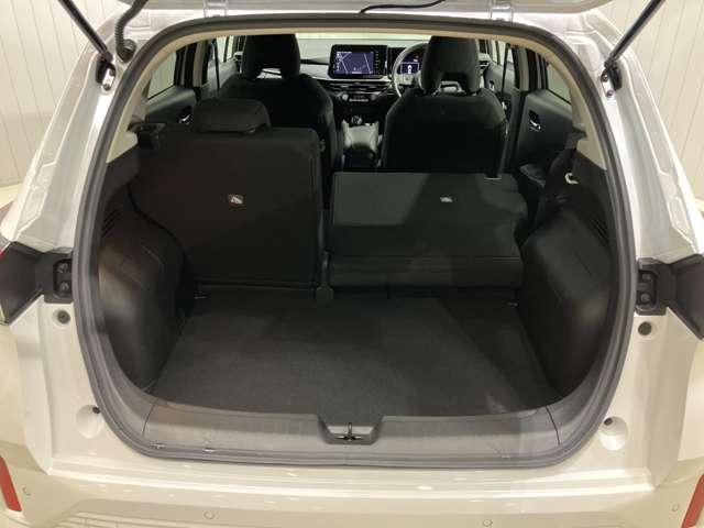 【ラゲッジルーム】６：４分割可倒式で長い荷物も載せられます！