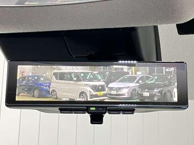 【インテリジェント　ルームミラー】車両後方のカメラ映像をミラー面に映し出すので、車内の状況や、天候などに影響されずいつでもクリアな後方視界が得られます！