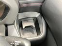 運転席のドリンクホルダーです。手のとどきやすい位置にあるので便利です