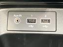 センターコンソールには、USBポートを2つ、AUX入力にを1つ備えています。収納スペースもあり手のとどきやすい位置で便利です