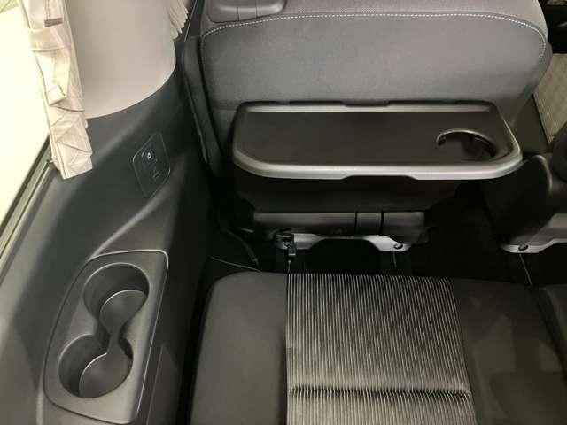 �R��ڃV�[�g�ɂ������`�{�b�N�X�Ȃǂ��u����傫�߃T�C�Y�̃e�[�u����A�{�g���z���_�[���t���Ă���̂ł������Ƃ��낰�܂���