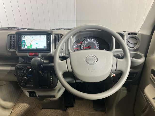 �V�t�g�m�u�̈ʒu���X�e�A�����O�ɋ߂��A�^�]���₷���C���X�g�V�t�g�m�u�ł��I